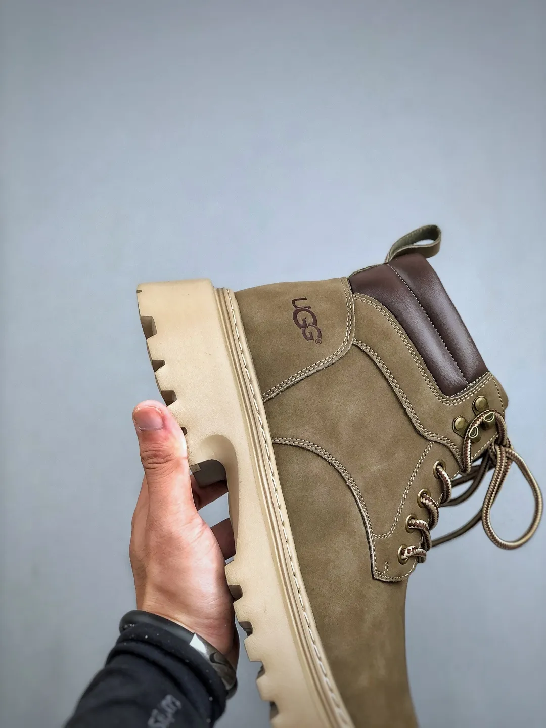Local pick-up💰560 Support store release New arrival🚀UGG Men's mid-top casual Martin boots series for autumn and winter. Purchasing special quality. High elastic Modern external non-slip rubber foam ultra-light outsole. Lace-up design. Very easy to put on and take off. Made of TPU molded and shaped genuine leather upper material #EVA light wing technology outsole with non-slip, wear resistance and good elasticity. ❗ American light luxury brand [UGG] M Tasman Weather Hybrid Tasman hybrid series medium-cut thick-soled lightweight casual Martin boots" Size: 39-44 (one size larger)